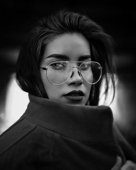 5 Beauty Tips For Girls Who Wear Glasses Groningen, Person With Glasses, Fair Weather Friends, Black And White Effect, Dark Portrait, Girls Face, Kunst Inspiration, Portrait Pictures