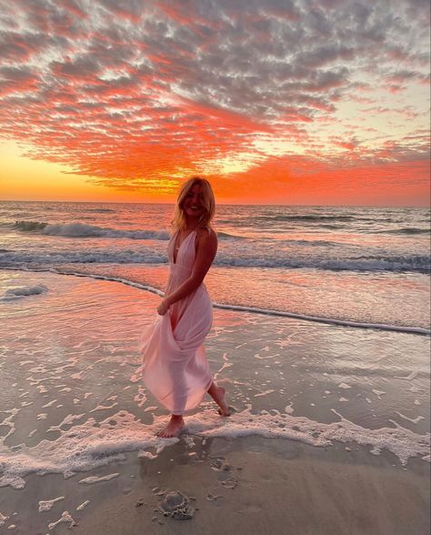 Mexico, Ideas For Pictures On The Beach, Beach Pictures Dress Summer, Beach Dress Pose Ideas, Dress At The Beach Photoshoot, Beach Trip Poses, Beach Dress Inspo Pics, How To Pose On Vacation, Beach Birthday Poses