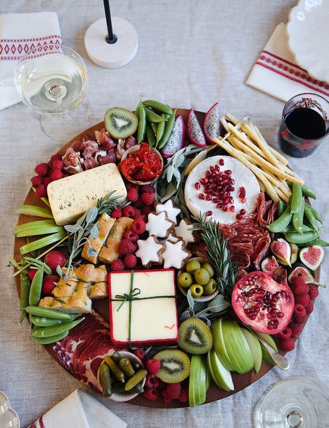 Holiday Charcuterie Board - Say Yes Natal, Santa Charcuterie Board Ideas, Fancy Charcuterie, Xmas Brunch, Holiday Charcuterie Board, Christmas Cheese Boards, Holiday Charcuterie, Christmas Cheese, Vegetarian Christmas