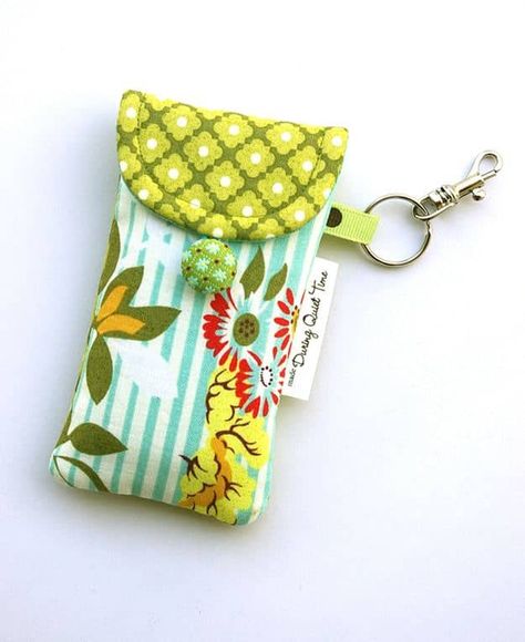 Handy iPhone Pouch | Easy Quilted Gift Ideas You Can Sew For Your Girl Friends Diy Pochette, Pochette Portable, Iphone Pouch, Projek Menjahit, Crochet Phone Cases, Diy Sac, Start Quilting, Pouch Tutorial, Costura Diy
