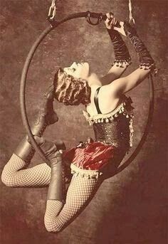 19 th century acrobat More Cirque Vintage, Burlesque Vintage, Circus Vintage, Circus Aesthetic, Circus Sideshow, Dark Circus, Vintage Burlesque, Night Circus, Circus Performers