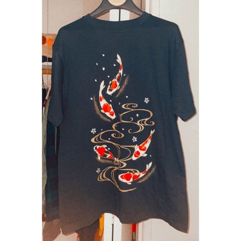 Kinokuniya New York Koi Fish Graphic Tee Shirt Koi Fish Outfit, Koi Embroidery, Koi Fish Shirt, Bleach Shirt Diy, Bleach Shirt, Fish Graphic, Embroidery Tshirt, T Shirt Painting, Japan Aesthetic