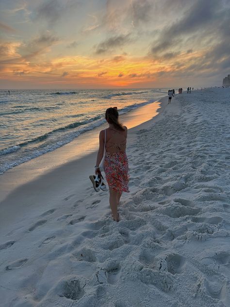 walking on the beach picture during sunset 🌅 Walking On Beach, Sunrise Walk, Walking Beach, Beach List, Sunset Walk, Walking On The Beach, Beach Picture, Picture Inspiration, Sunset Sea