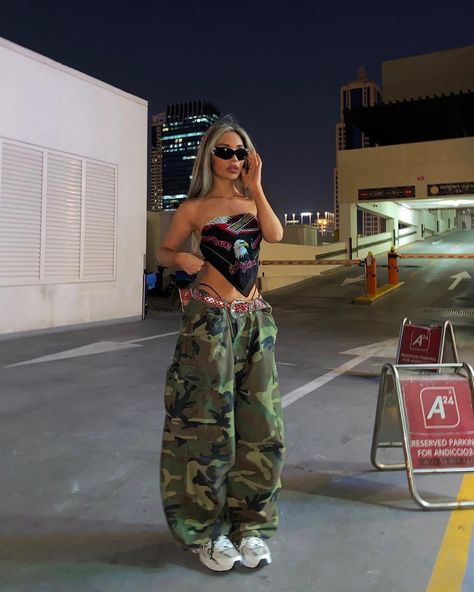 Credits: Instagram (@loren.z0) 🖤 Get some ideas for your casual street style with this collection of trendy Y2K fashion outfits. Elevate your wardrobe with chic cargo pants outfits for women, perfect for achieving that baddie aesthetic. Explore the best of baddie fashion and create stylish looks that will turn heads. Level up your streetwear game now! 00s Mode, Mode Grunge, 여름 스타일, The Early 2000s, Tomboy Style Outfits, Y2k Outfits, Looks Street Style, Elegantes Outfit, Simple Trendy Outfits