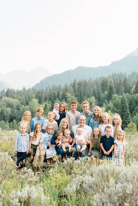 Family Picture Poses Large Group, Outdoor Big Family Photoshoot Ideas, Group Family Photo Poses, Entire Family Photoshoot, Family Reunion Pictures Group Photos, Happy Extended Family, Photo Poses For Large Families, Extended Family Fall Photo Outfits, Multi Generation Family Pictures Outfits