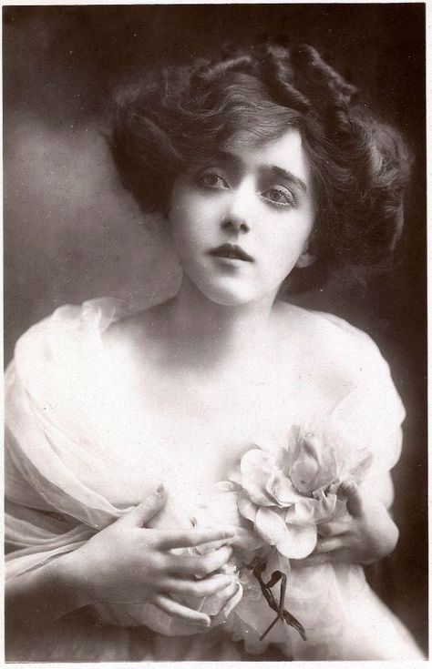 Edwardian Aesthetic, Broadway Actress, Edwardian Hairstyles, Vintage Photos Women, Star Vintage, Women's Hairstyles, Gibson Girl, Photo Postcard, Vintage Portraits