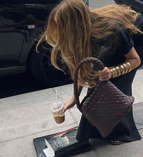 Fall Nyc, Cool Bags, Walking Outfits, Ootd Fall, Glam Chic, Super Rich Kids, Bag Aesthetic, Bag Obsession, Vogue Beauty