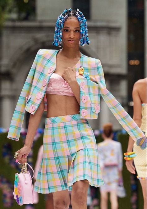 Couture, Haute Couture, Moschino 2022, Carlyne Cerf De Dudzeele, Coordinates Outfits, Box Braid, Evolution Of Fashion, Skirt Trends, Style Inspiration Spring