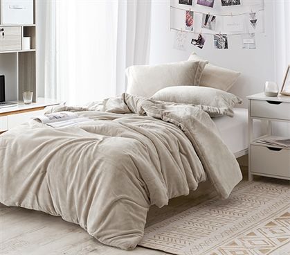 Add plush dorm bedding to your Twin XL sized bed with this ultra cozy college comforter. This soft Twin XL bedding essential is made with soft plush material and a thick inner fill to give you the most comfortable college bedding. Comes with two matching standard pillow shams for a complete Twin XL bedding set. Cream Comforter Bedding, Neutral Comforter Sets, Minimalist Comforter, Tan Comforter, Uni Vibes, College Comforter, Dorm Comforters, Dorm Bedding Sets, College Bedding