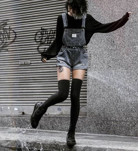 Grunge aesthetic  •pinterest• Lesedi.Mosa✨ Grunge Style Outfits, Grunge Instagram, Soft Grunge Outfits, Vestiti Edgy, Goth Outfit, Haine Diy, Mode Grunge, Aesthetic Grunge Outfit, Grunge Look