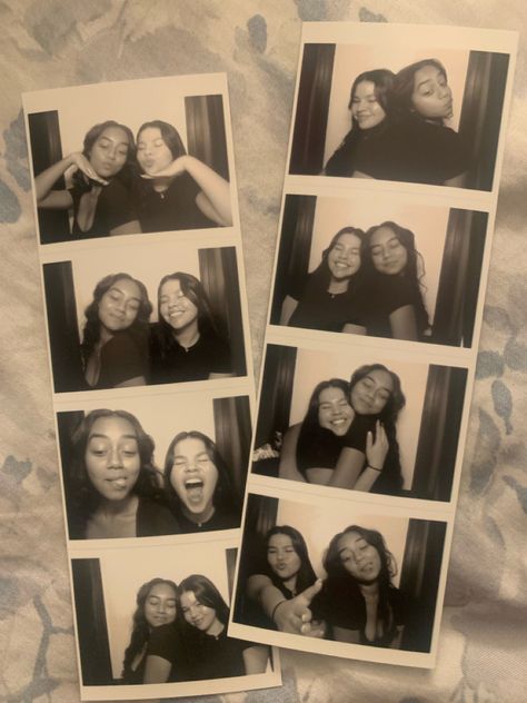 Friend Photobooth Pictures, Cute Photo Booth Poses Friends, Aesthetic Polaroid Pictures With Friends, Photobooth Photo Ideas, Group Photobooth Poses, Photo Booth Pictures Friends, Photo Booth Ideas Friends, Poses For Photobooth, Digital Pics With Friends