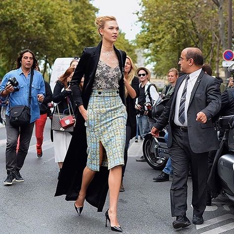 Sling Bags Women Fashion, Karlie Kloss Style, Tall Women Fashion, Tall Girl Fashion, Paris Fashion Week Street Style, Karlie Kloss, Big And Tall Outfits, Pencil Skirt Black, Tall Girl