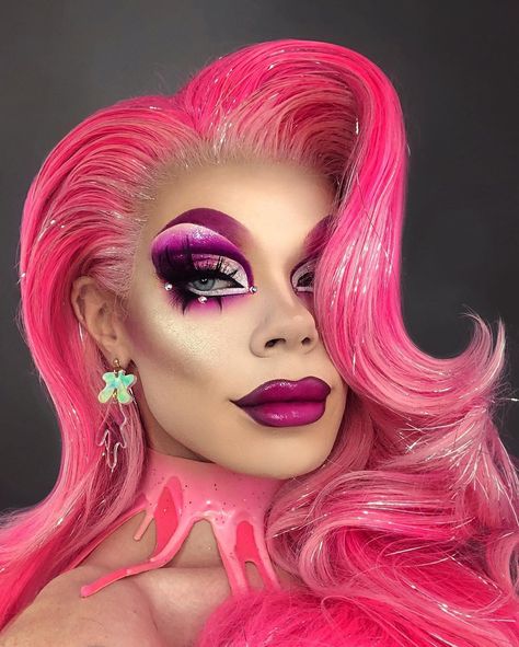 One word: SICKENING! Art SImone is making us pink with envy. She's got skills and she knows it. #mua #australia #dragqueen #dragmakeup Mermaid Drag Makeup, Pink Drag Makeup, Maquillaje Drag Queen, Drag Makeup Looks, Drag Makeup Ideas, Makeup Drag Queen, Drag Looks, Pink Eyeshadow Looks, Drag Fashion