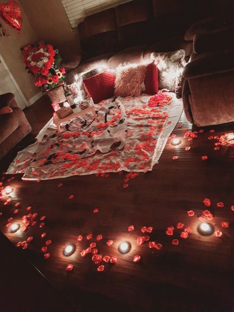 Ideas Noche Romantica En Casa, Movie Date Night At Home Set Up Romantic, Date Night Room Set Up, Living Room Movie Night Ideas Romantic, Grand Romantic Gestures, Fireplace Date Night, Cena Romantica Aesthetic, Indoor Picnic Date Romantic, Inside Picnic Ideas Romantic