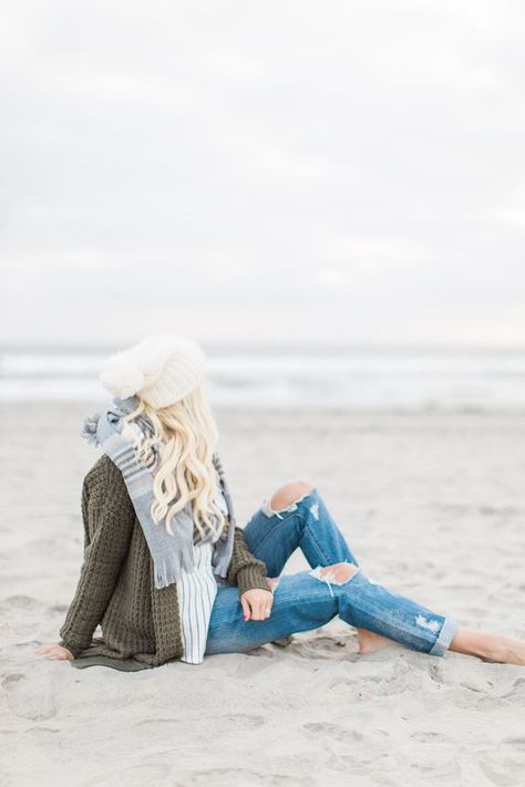How To Survive A California Winter Cold Beach Outfits, Beach Camping Outfits, Cold Beach Outfit, Strand Shoot, Winter Beach Outfit, Winter California, Family Photo Outfits Winter, Survive Winter, Olive Cardigan