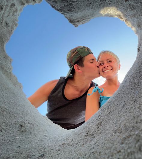 Creative Beach Pictures Couples, Heart Beach Photo, Beach Heart Pictures, Heart Sand Picture, Photo Couple Ideas, Heart In Sand Photo, Sand Heart Photo, Bf Presents, Strand Fotos