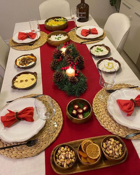 Christmas Simple Table Settings, Christmas Dining Table Simple, Christmas Table Settings With Food, New Year Table Setting Ideas With Food, Simple Christmas Dinner Table, Christmas Aesthetic Table, Christmas Decor Ideas For Dining Table, Christmas Dinner Set Up, Christmas Dinner Table Settings Simple