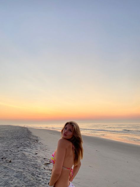 Sun Rise Beach Pictures, Beach Poses Instagram Bikinis Sunrise, Beach Sunrise Photos, Sunrise Pictures Beach, Sunrise Beach Pictures Instagram, Seaside Photo Ideas, Seaside Pictures Ideas, Sunrise Pictures Aesthetic, Morning Beach Pictures