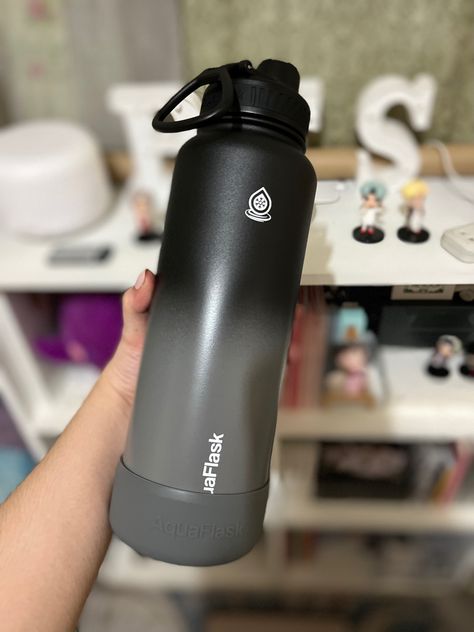 gullllpppp Aqua Flask Tumbler Aesthetic, Flask Aesthetic, Big Water Bottle, Water Is Life, Trendy Water Bottles, Quick Workout Routine, Custom Starbucks Cup, Iphone Obsession, Water Tumbler