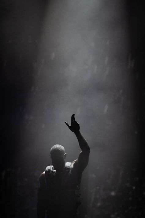Stormzy: 30 dramatic pictures from his historic Glastonbury 2019 performance - Somerset Live Stormzy Rapper Aesthetic Wallpaper, Grime Aesthetic Uk, Stormzy Rapper Wallpaper, Stormzy Rapper Aesthetic, Stormzy Rapper Art, Rappers Performing, Live Performance Aesthetic, Grime Aesthetic, Stormzy Rapper