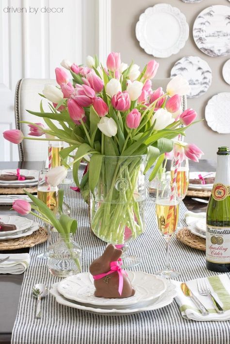 Beautiful Easter Table Decor - A Heart Filled Home | DIY & Home Decor Easter Tablescapes Diy, Easter Brunch Table Setting, Easter Brunch Decorations, Easter Brunch Tablescape, Easter Brunch Table, Easter Table Centerpieces, Easter Centerpieces Diy, Easter Dinner Table, Simple Table Settings