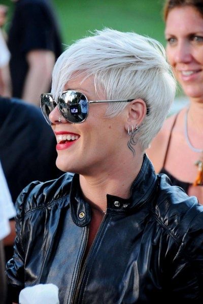 Rock out with a rocker chic pixie cut like Pink! Pink Short Hair, Kort Bob, Modern Short Hairstyles, Short Celebrities, Pink Singer, Celebrity Haircuts, Music Ideas, Sassy Hair, Short Haircut