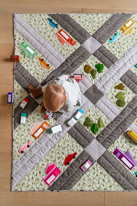 Quilted Playmat Diy, Diy Sewing Animals, Playroom Quilt Pattern, Playroom Sewing Projects, Toddler Quilt Size, Pom Pom Quilt, Simple Quilting Projects, Quilted Game Boards, Handmade Quilts For Beginners