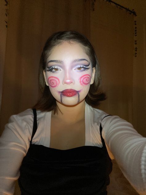 Easy Makeup Looks Halloween, Holloween Makeup Cute, Scary Cute Halloween Makeup, Cool Simple Halloween Costumes, Creepy Face Paint Easy, Jigsaw Puppet Costume, Simple Doll Makeup Halloween, Makeup For Halloween Scary, Scary Doll Makeup Easy