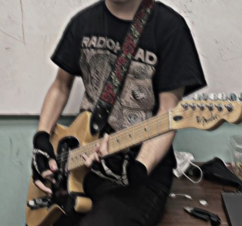 alt boy holding a guitar wearing a radiohead shirt Male Guitarist Aesthetic, Bassist Aesthetic Boy, Music Listening Aesthetic, Band Aesthetic Rock, Metal Band Aesthetic, Grunge Band Aesthetic, Male Musician Aesthetic, Metal Music Aesthetic, Joe Core