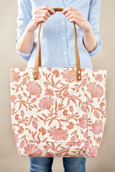 Grab our free pattern and a yard of Lightweight Cotton Twill to make an easy tote for carrying groceries, kids’ snacks and books in style. Easy Bag Sewing, Pouch Aesthetic, Instagram Office, Sac Tote Bag, Easy Bag, Tote Tutorial, Sac Diy, Diy Tote, Bag Sewing Pattern
