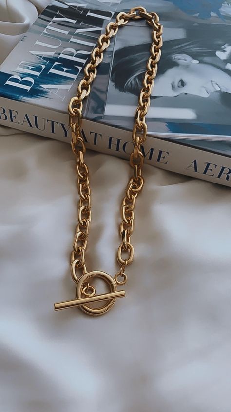 Chunky gold chain with toggle clasp closure, perfect for layering with other necklaces! Chunky Gold Jewelry Necklaces, Gold Chunky Necklace, Chunky Gold Necklace, Chunky Gold Chain Necklace, Chunky Gold Jewelry, Chunky Gold Necklaces, Thick Gold Chain, Necklaces Statement, Necklace Gold Chain