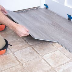 Learn how to install vinyl plank flooring as a beginner. This video tutorial shows Lifeproof vinly plank flooring installation with tips and tricks for the newbie. This is the perfect DIY flooring upgrade for your kitchen, bathroom or laundry room since it's waterproof. You don't need fancy tools to get it done either! Head over to the blog post for a full written and video tutorial. Lantai Vinil, How To Install Vinyl Plank Flooring, Installing Vinyl Plank Flooring, Bilik Mandi, Kitchen Design Diy, Remodel Inspiration, Diy Kitchen Remodel, Inspiration Kitchen, Remodel Kitchen