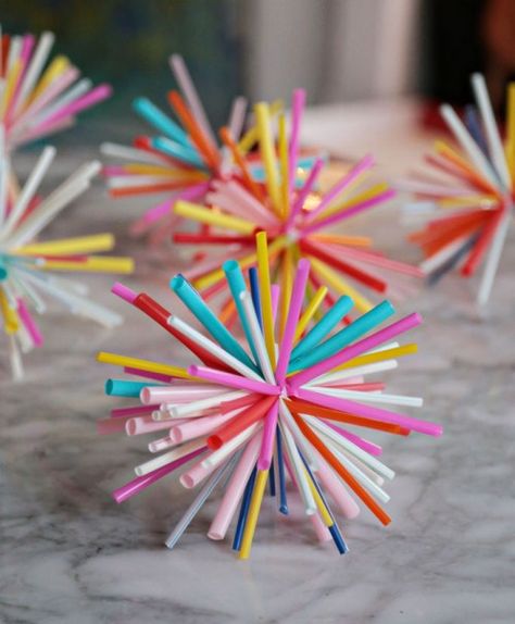 Use straws for something besides drinking chocolate milk! This collection of crafts will show you all sorts of fun DIY projects with drinking straws. Drinking Straw Crafts, Diy Straw, Diy Jul, Straw Crafts, Straw Decorations, Diy Deco Noel, Drink Straw, Diy Recycle, Diy Décoration