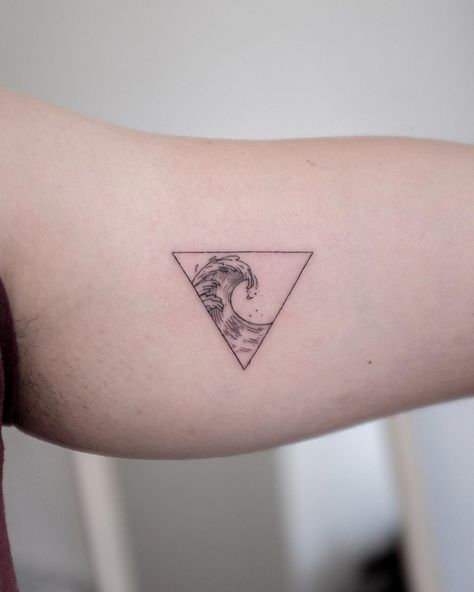 Florian F. on Instagram: “A very tiny wave, swipe to see the scale 🌊 . .  Appointments : minustattoo@gmail.com . . . #tattoo #tattoowork #inkstinct #minustattoo…” Wave Tattoo Realistic, Wave Tattoo Stencil, Water Lover Tattoo, Triangle Wave Tattoo, Wave Tattoos For Women, Water Related Tattoos, Water Tattoo Ideas, Tsunami Tattoo, Frame Tattoo
