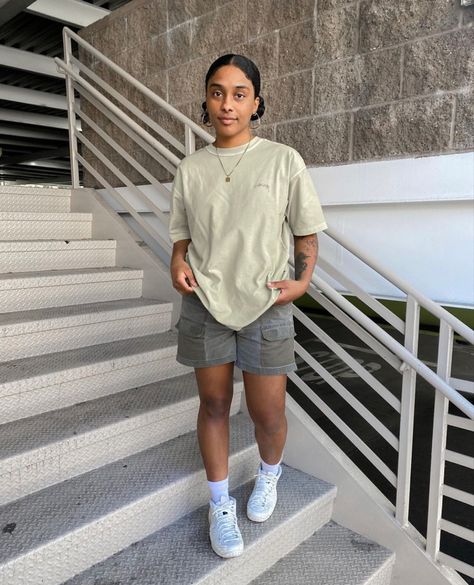 Summer Vacation Outfits Tomboy, Grey Cargo Shorts Outfit Women, Tomboy Femme Summer Outfit, Masc Women Aesthetic Summer, Summer Outfits Masc Women, Tomboy Shorts Outfit, Stem Outfits Style Summer, Stem Summer Outfits, Cargo Shorts Outfits Women Summer