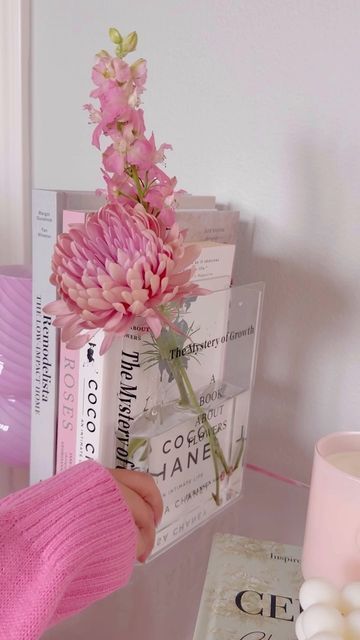 aesthetic, room decor, flower vase, book Book Vase For Flowers, Uni House, Book Vase, Cute Vase, Bedroom Moodboard, Amsterdam Apartment, مشروعات العلوم, Pink Aesthetics, Office Aesthetic