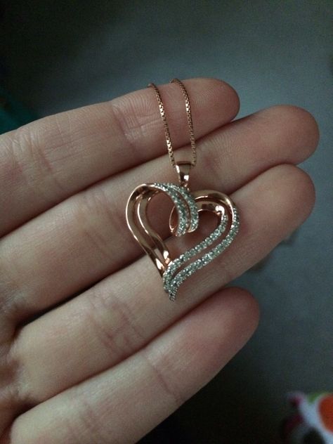 Wonderful rose gold and diamond heart pendent, perfect valentines gift Heart Pendent Designs Gold, Locket Designs Pendants Gold, Gold Locket Designs For Women, Pendent Set Gold, Pendent Jewellery, Necklace Design Ideas, Gold Necklace Design, Women Gold Necklace, Silver Anklets Designs