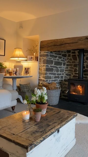 Rustic House Living Room, Small Cottage Living Room, Cosy Cottage Living Room, Cosy Bedrooms, Small Cottage Interiors, Woman Bedroom Ideas, Grown Woman Bedroom Ideas, Small Rustic House, Cottage Lounge