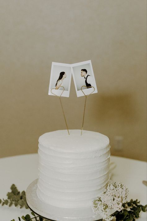 #caketopper #weddingideas #weddingplanning #weddingcakeideas #weddingcake Photo Wedding Cake Topper, Wedding 1 Tier Cake, Cake Topper Polaroid, Minimalist Cake Topper Wedding, Pre Wedding Cake Ideas, Wedding Cake With Photos, Simple Cake Designs Wedding, Simple Bridal Cake, Small Wedding Cake Topper