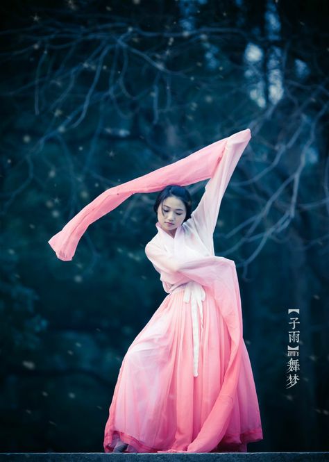 hanfugallery: “Hanfu, long sleeves dance, by 华粹文化 ” Kimonos, Tumblr, Ballet Costumes Tutus, Chinese Princess Dress, Nutcracker Costumes, Character Dance, Fantasy Garb, Chinese Dance, Chinese Clothes