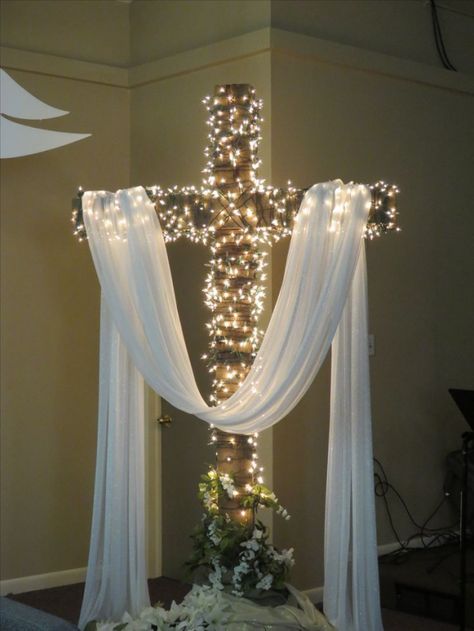 Church Christmas Decorations, Church Altar Decorations, Church Easter Decorations, Church Altar, Gubahan Bunga, Decoration Evenementielle, Resurrection Sunday, Christmas Church, Church Stage Design