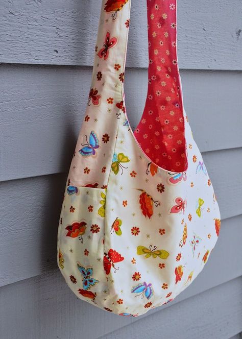 A cute over the shoulder bag tutorial with a free PDF pattern template! Shoulder Bag Pattern, Hobo Bag Patterns, Slouch Bag, Ikat Bag, Sac Diy, Slouch Bags, Shoulder Bags Pattern, Bag Pattern Free, Over The Shoulder Bags