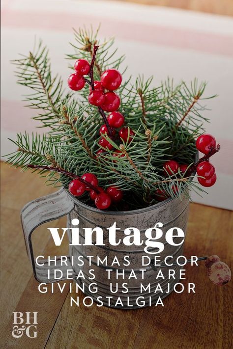 Vintage Christmas Decorations Ideas, Natal, Diy Christmas Decorations Vintage, Christmas Gathering Table Decor, Decorating With Vintage Christmas Ornaments, Vintage Christmas Ideas Decoration, Diy Classic Christmas Decorations, Flea Market Christmas Decor, Country Christmas Decor Ideas Diy