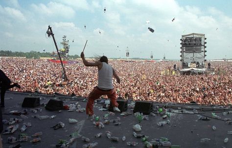 36 Pictures That Show What A Huge Shitshow Woodstock 1999 Really Was Hippies, Woodstock 1999, Woodstock Pictures, Woodstock 99, Woodstock '99, Woodstock Photos, Woodstock Music, Music Documentaries, Woodstock 1969