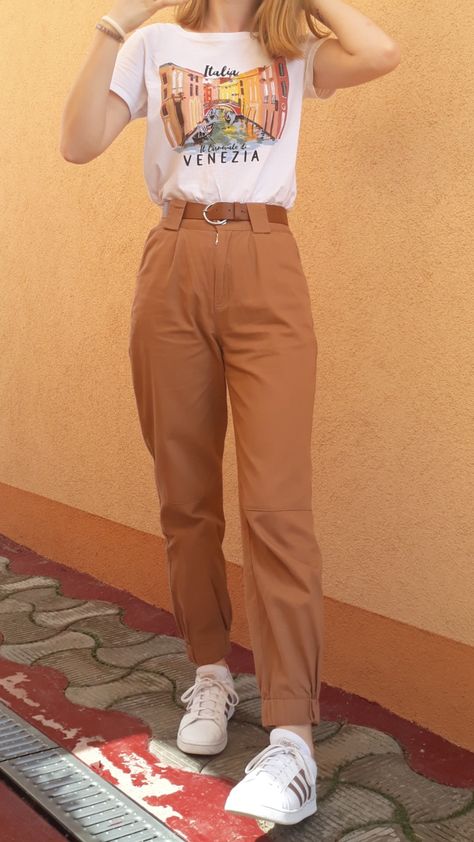 Brown Pants Ideas Outfit, Cute Casual Outfits For Summer 2023, Brown Shirt Styling, Summer Brown Outfits, Casual Outfits With Dress Pants, Casual Day Outfits Spring, Western Wear Outfits Dresses, Korean T Shirt Outfit, White And Brown Outfits For Women