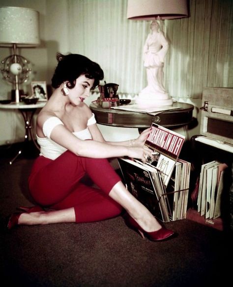 Elizabeth Taylor in a red court heel (a popular 50's style) maybe next years Halloween costume Salma Hayek, Moda Retro, Joan Collins, Look Retro, Retro Mode, Va Va Voom, Moda Vintage, Elizabeth Taylor, Agatha Christie