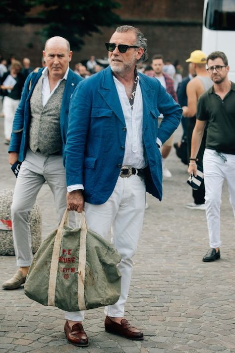 Pitti Uomo is where the style world's most advanced menswear peacocks come to roost, and this year's batch of street style snaps prove nothing has changed. Alessandro Squarzi, Old Man Fashion, Older Mens Fashion, Italian Fashion Street, 여름 스타일, Best Dressed Man, Linen Suits, Dad Fashion, Mens Fashion Rugged
