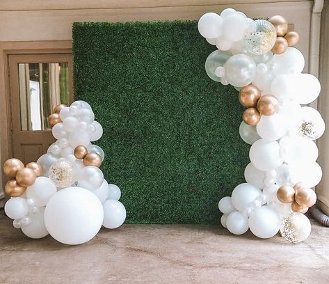 Green boxwood walls, balloon garland Balloon Garland Backdrop Wedding Ideas, Wedding Backdrop Design Balloon, Wedding Backdrop Design With Balloons, Boxwood Bridal Shower Backdrop, Balloon Wall Wedding Backdrops, Diy Backdrop With Balloons, Outdoor Balloon Garland Ideas, Greenery Wall Backdrop With Balloons, White And Gold Grad Party Decorations