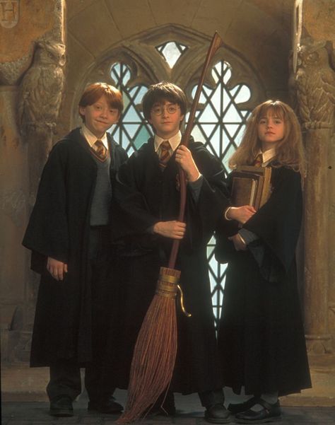 #harrypotter #hermionegranger #ronweasley #slytherin #gryffindor #hufflepuff #ravenclaw #hogwarts #voldemort #dumbledore #wizard Harry Potter Trio, Ron E Hermione, Ron Y Hermione, Harry Ron Hermione, Hery Potter, Film Harry Potter, Harry Potter Ron And Hermione, Ron And Harry, Tapeta Harry Potter