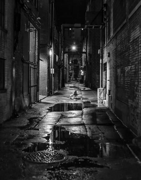 Film Noir Cityscape, Modern City Photography, Moody City Aesthetic, Noir City Aesthetic, Noir Book Cover, Gothic City Aesthetic, Dark Alleyway Aesthetic, Black Market Aesthetic, Rue Sombre
